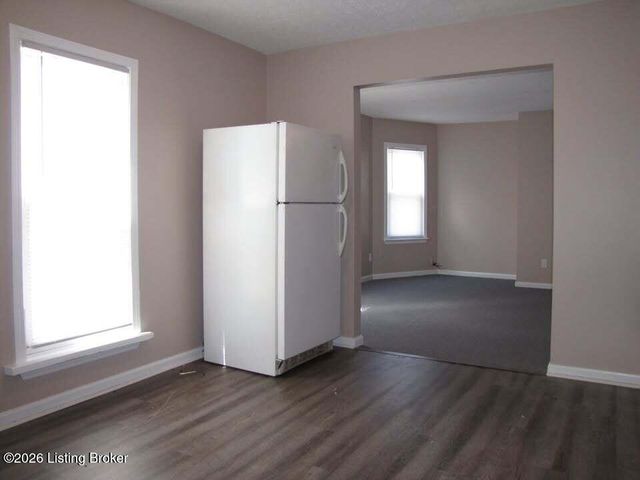 214 W Collins Ct, Louisville, KY 40214