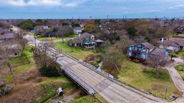 527 S Ohio Avenue, La Porte, TX 77571