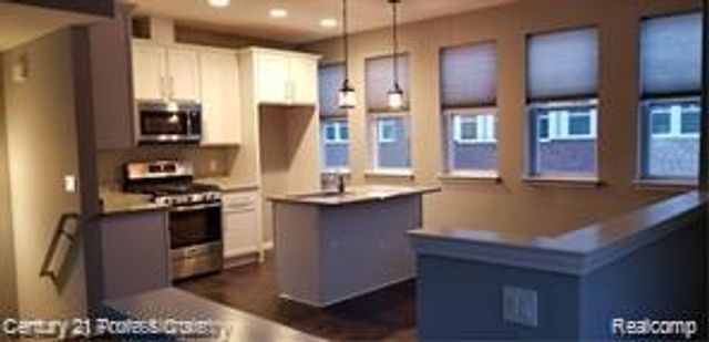 42 Kalter 25, Troy, MI 48098