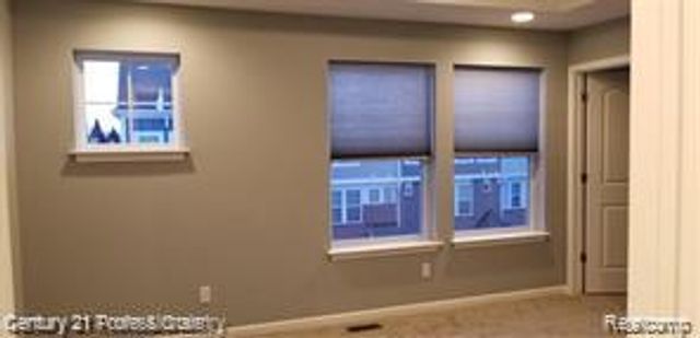 42 Kalter 25, Troy, MI 48098