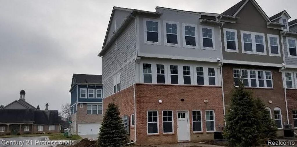 42 Kalter 25, Troy, MI 48098