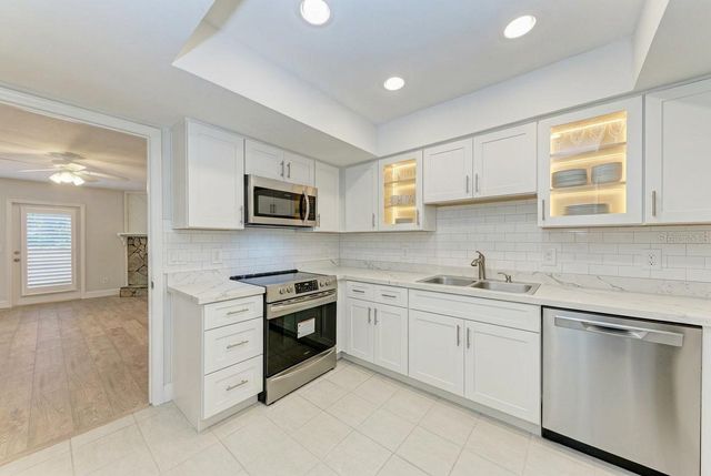 2927 W GANDY BOULEVARD, Tampa, FL 33611