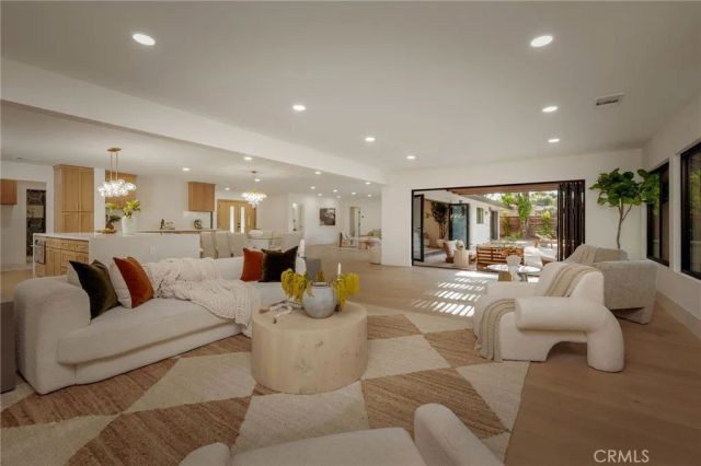 17601 McCormick Street, Encino, CA 91316