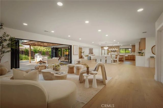 17601 McCormick Street, Encino, CA 91316
