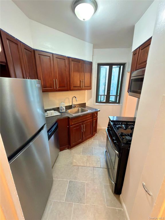 1591 Metropolitan Avenue 5C, Bronx, NY 10462 — exterior