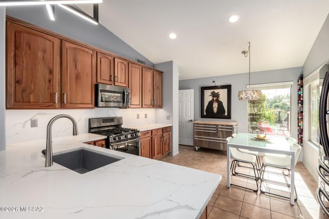 2703 E Glen Canyon Road, Green Valley, AZ 85614