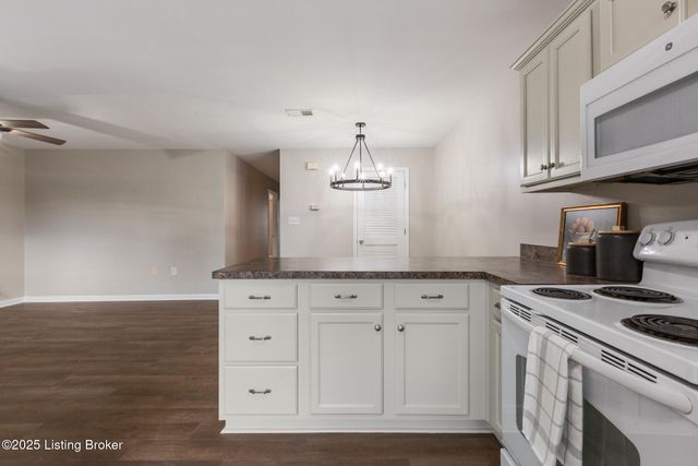 3802 Falcon Crest Dr 128, Louisville, KY 40219