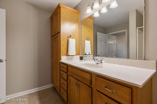 3802 Falcon Crest Dr 128, Louisville, KY 40219