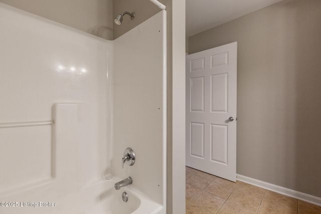 3802 Falcon Crest Dr 128, Louisville, KY 40219