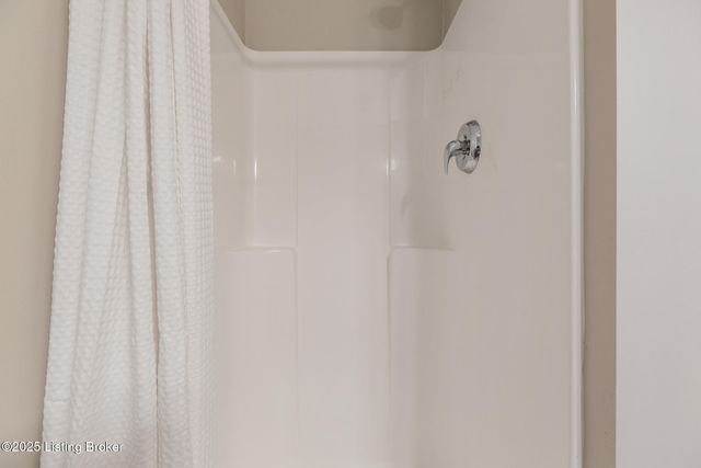 3802 Falcon Crest Dr 128, Louisville, KY 40219