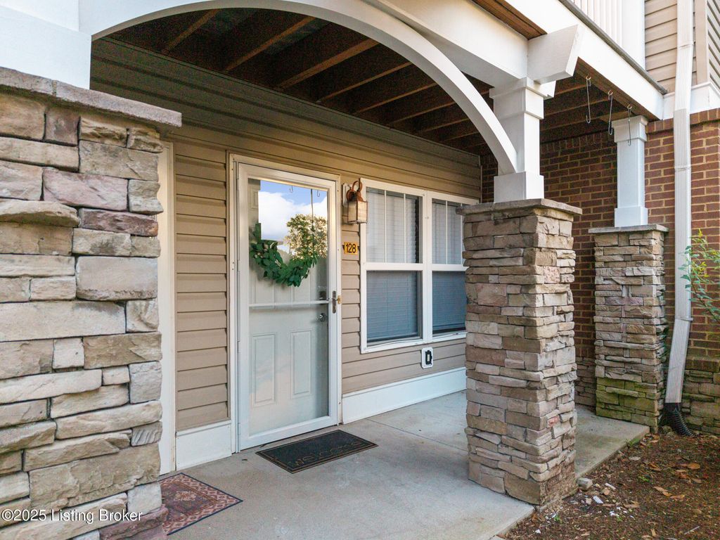 3802 Falcon Crest Dr 128, Louisville, KY 40219