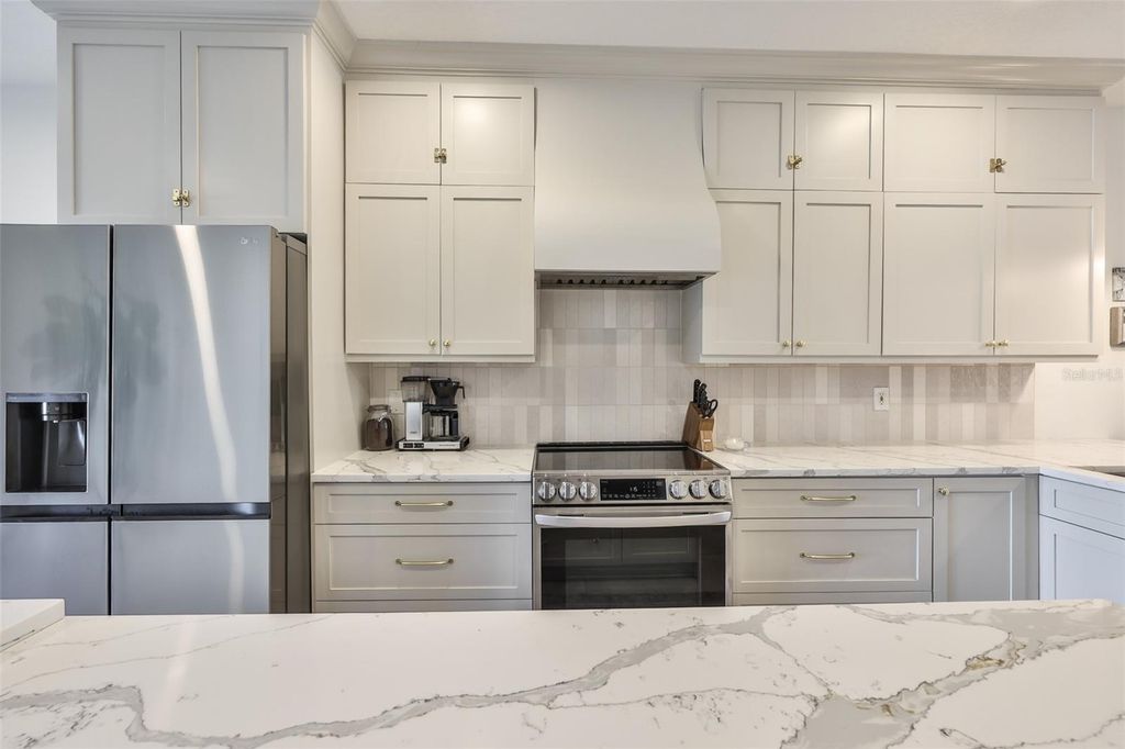 Image 11 of property listing at 803 W ALFRED STREET, Tampa, FL 33603