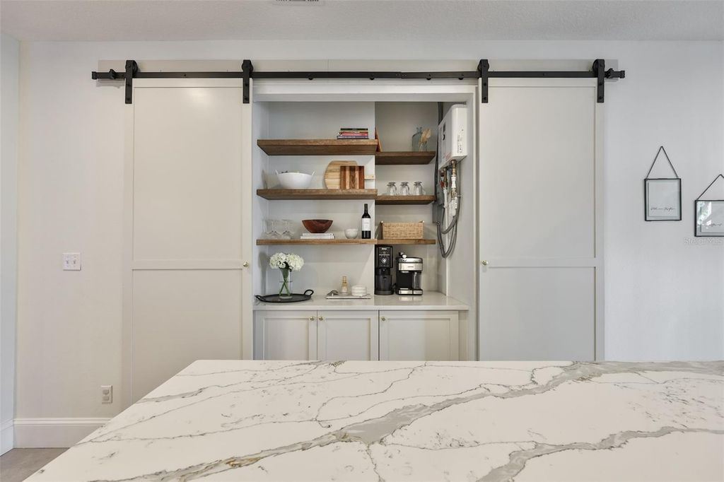 Image 12 of property listing at 803 W ALFRED STREET, Tampa, FL 33603