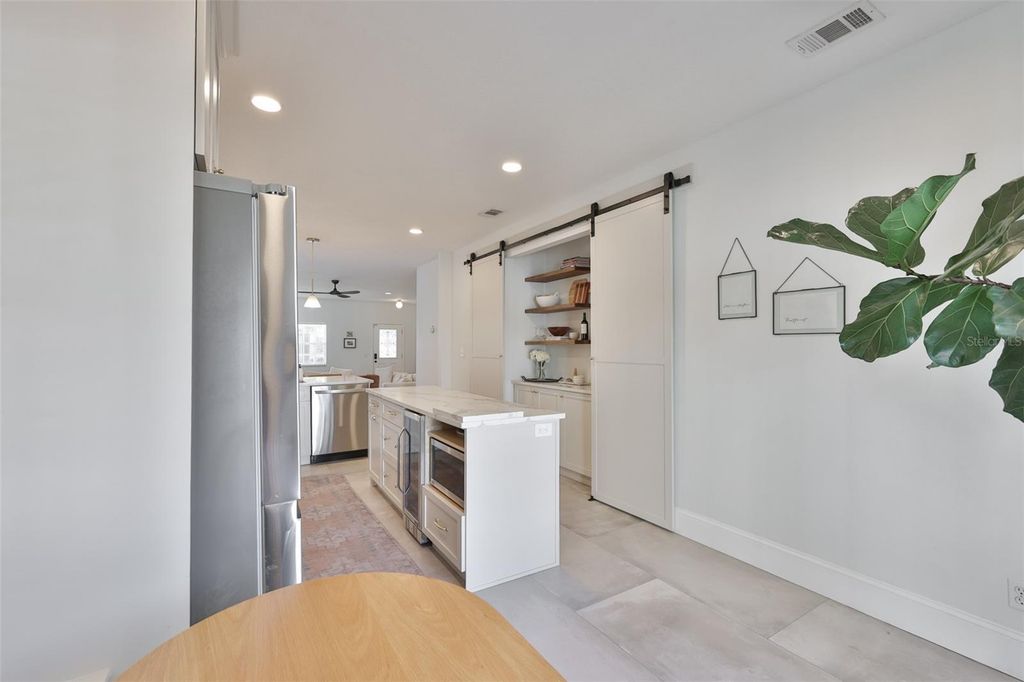 Image 15 of property listing at 803 W ALFRED STREET, Tampa, FL 33603