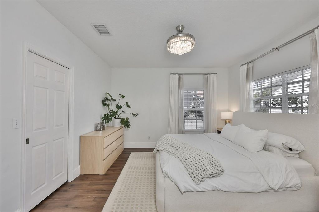 Image 25 of property listing at 803 W ALFRED STREET, Tampa, FL 33603