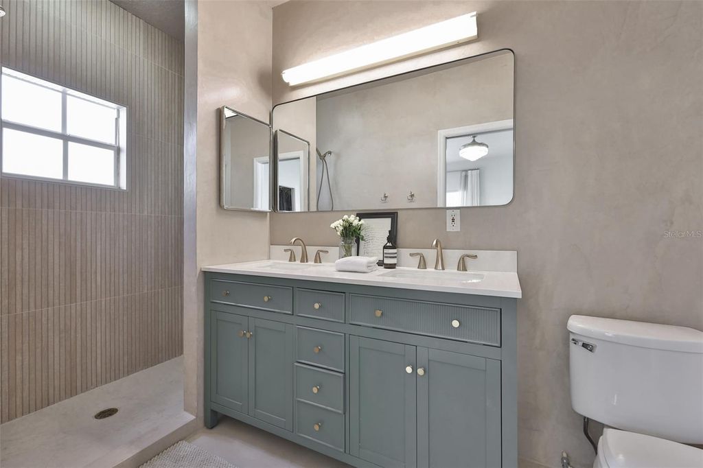 Image 28 of property listing at 803 W ALFRED STREET, Tampa, FL 33603