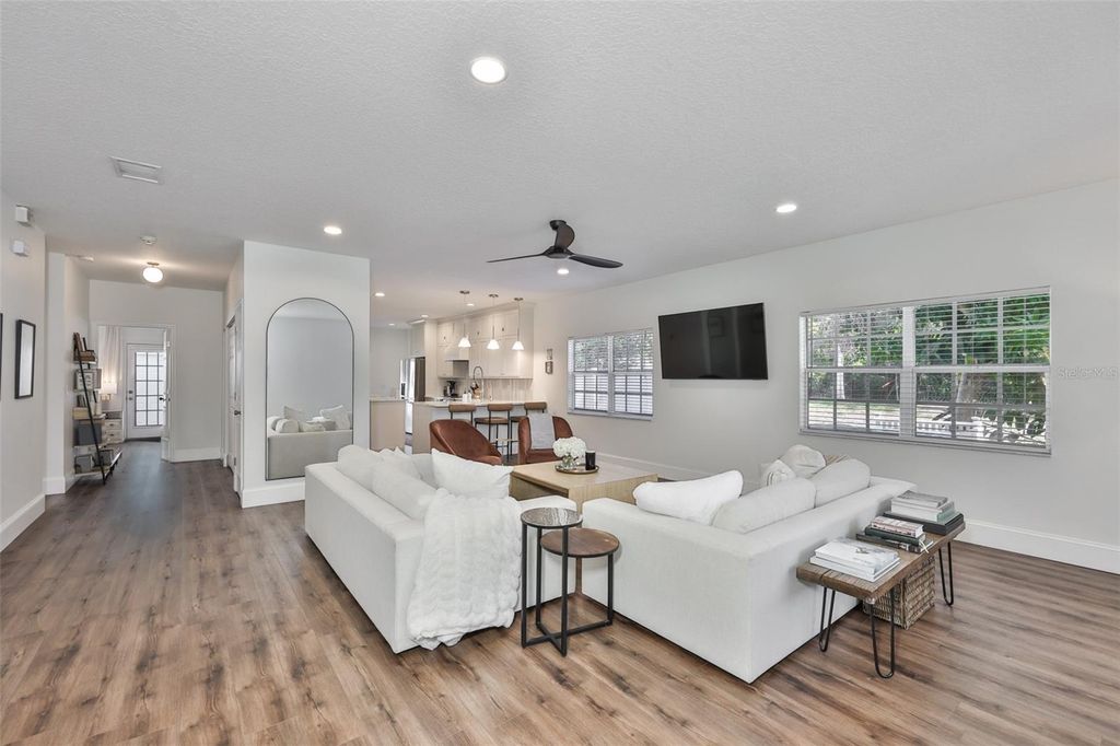 Image 4 of property listing at 803 W ALFRED STREET, Tampa, FL 33603