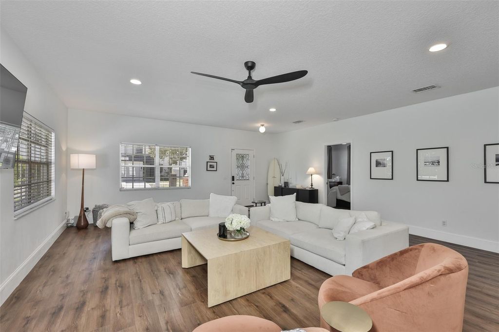 Image 7 of property listing at 803 W ALFRED STREET, Tampa, FL 33603