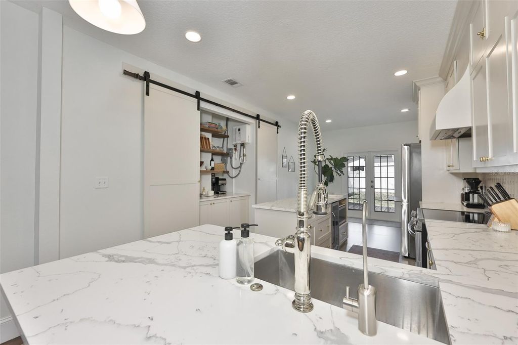 Image 10 of property listing at 803 W ALFRED STREET, Tampa, FL 33603