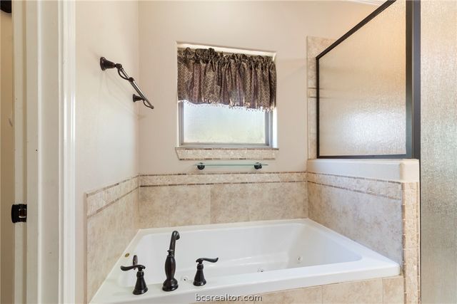 638 Oak Tree Lane, Franklin, TX 77856