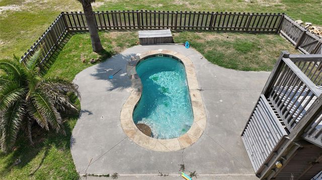 2256 Highway 87, Gilchrist, TX 77617