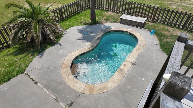 2256 Highway 87, Gilchrist, TX 77617