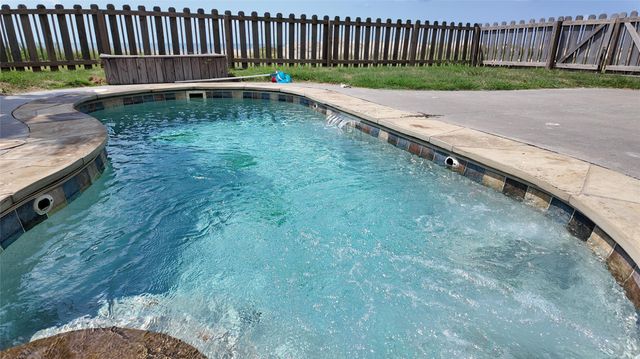 2256 Highway 87, Gilchrist, TX 77617