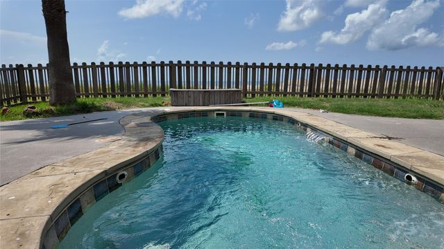 2256 Highway 87, Gilchrist, TX 77617