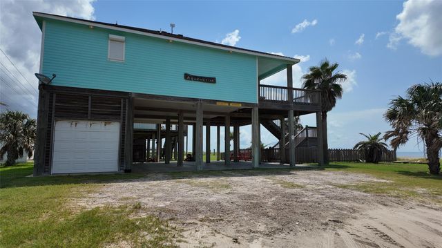 2256 Highway 87, Gilchrist, TX 77617