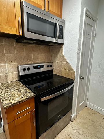 903 NE 111th St 903, Biscayne Park, FL 33161