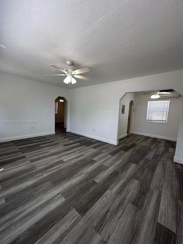 903 NE 111th St 903, Biscayne Park, FL 33161