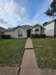 2858 Saint Thomas Lane, Lancaster, TX 75146