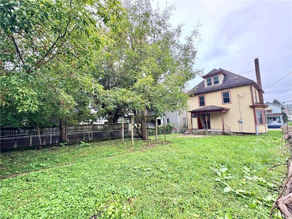 Image 13 of property listing at 1101 Pollock Ave, New Castle, PA 16101