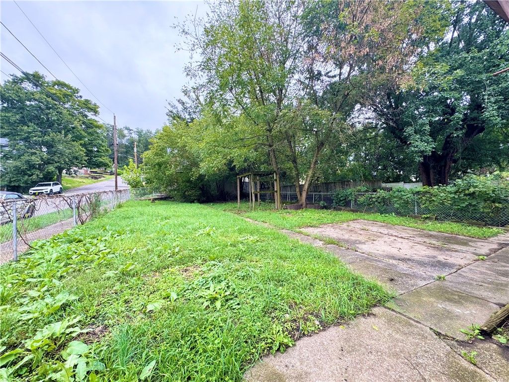 Image 14 of property listing at 1101 Pollock Ave, New Castle, PA 16101