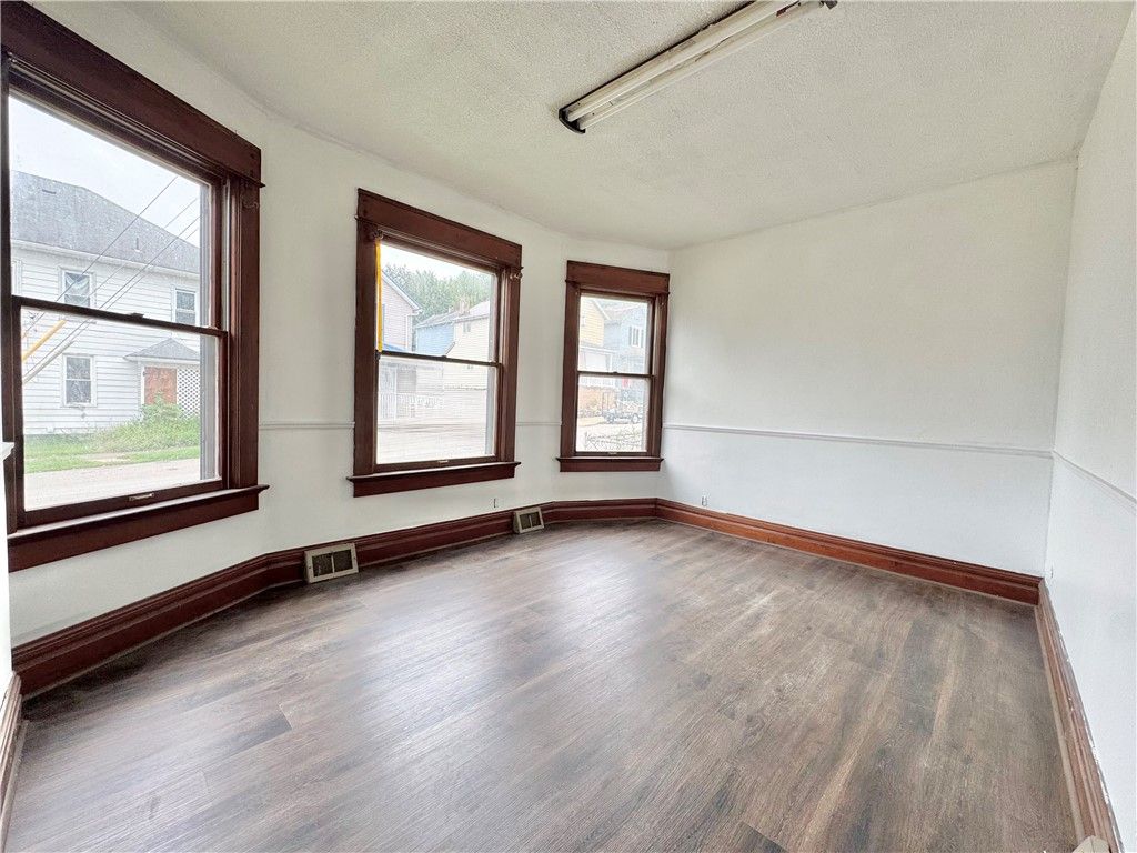 Image 4 of property listing at 1101 Pollock Ave, New Castle, PA 16101