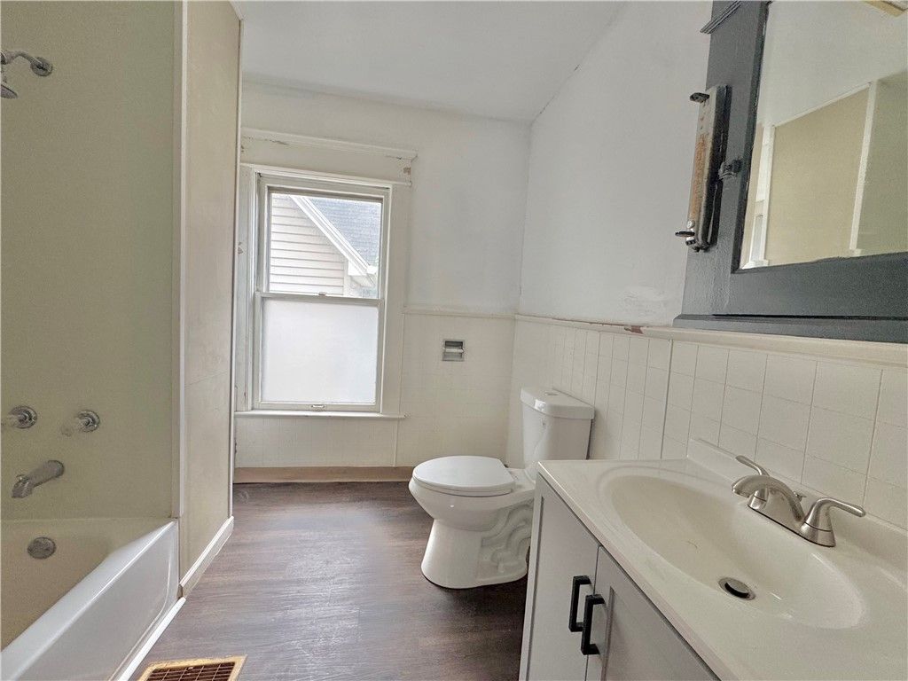 Image 7 of property listing at 1101 Pollock Ave, New Castle, PA 16101