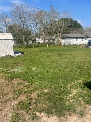 1005 Southampton Street, Angleton, TX 77515