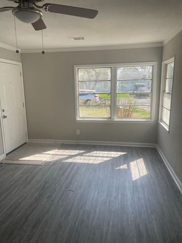 1005 Southampton Street, Angleton, TX 77515