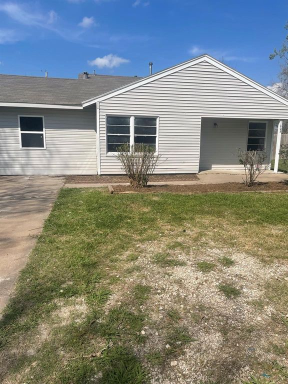 1005 Southampton Street, Angleton, TX 77515