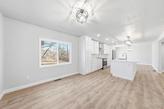 12768 Coachlight Square Drive, Florissant, MO 63033