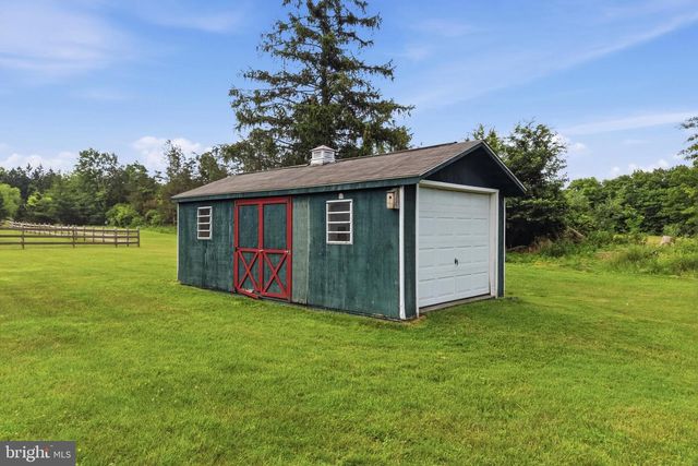 86 WHITES MILL RD, Green Lane, PA 18054