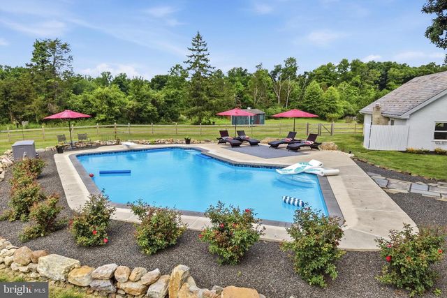 86 WHITES MILL RD, Green Lane, PA 18054