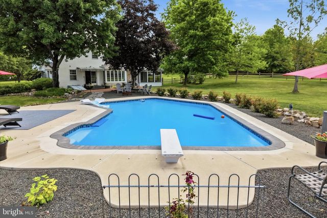 86 WHITES MILL RD, Green Lane, PA 18054