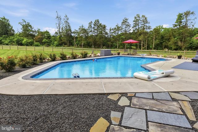 86 WHITES MILL RD, Green Lane, PA 18054