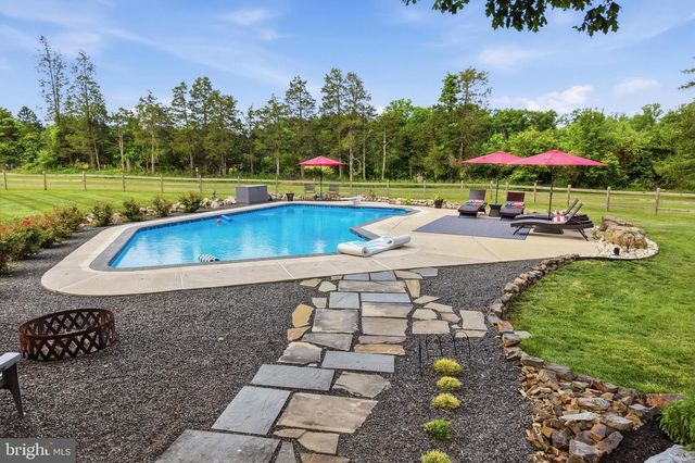 86 WHITES MILL RD, Green Lane, PA 18054