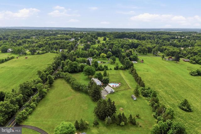 86 WHITES MILL RD, Green Lane, PA 18054