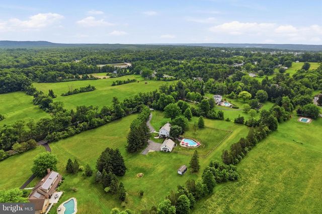 86 WHITES MILL RD, Green Lane, PA 18054