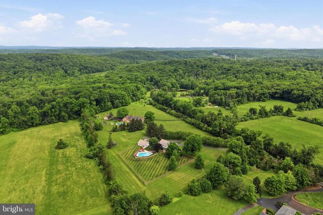 86 WHITES MILL RD, Green Lane, PA 18054