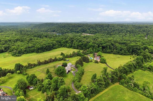 86 WHITES MILL RD, Green Lane, PA 18054