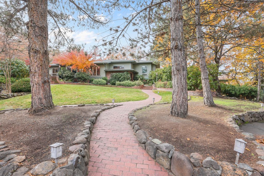 903 Pinecrest Terrace, Ashland, OR 97520